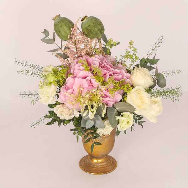 Aranjament elegant cu trandafir si hortensia in urna aurie de metal