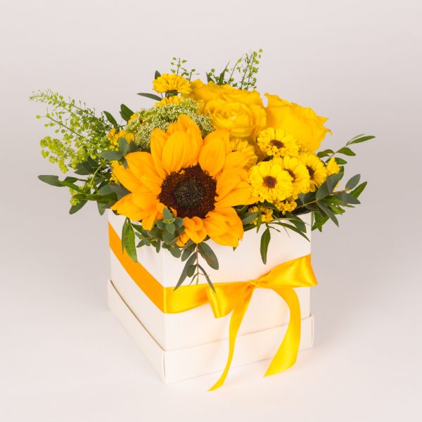 Aranjament in cutie cu trandafiri, crizantema santini si floarea soarelui