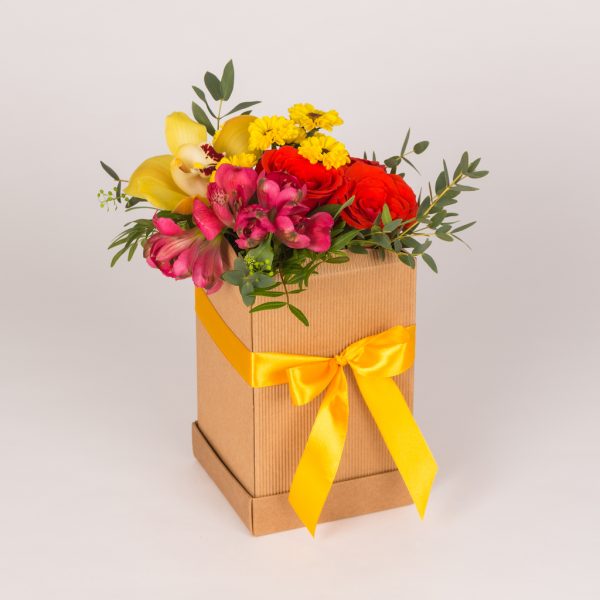 Aranjament in cutie cu trandafiri orhidee si santini