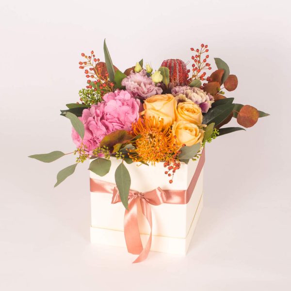 Aranjament in cutie cu hortensia, trandafiri si protea