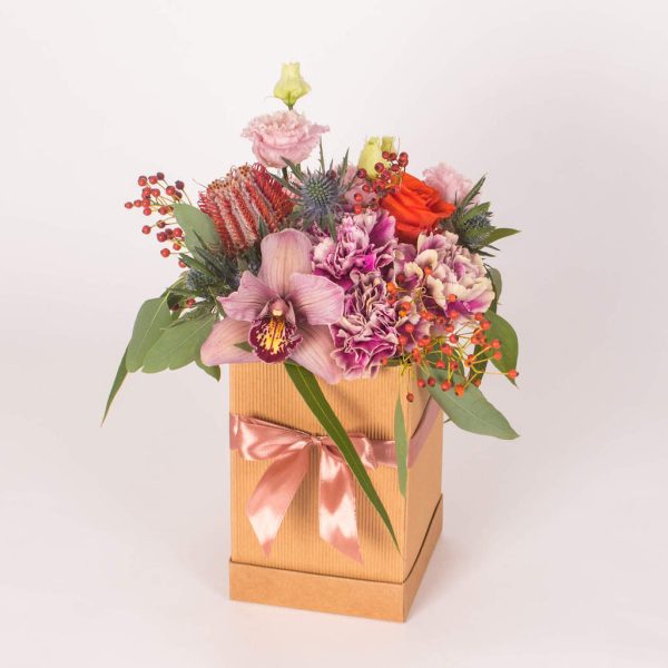 Aranjament in cutie cu orhidee, garoafe si trandafiri