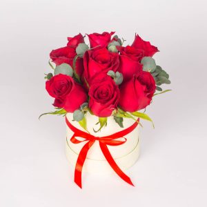 Cutie rotunda cu 9 trandafiri rosii