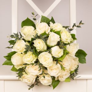 Buchet cu 19 trandafiri albi